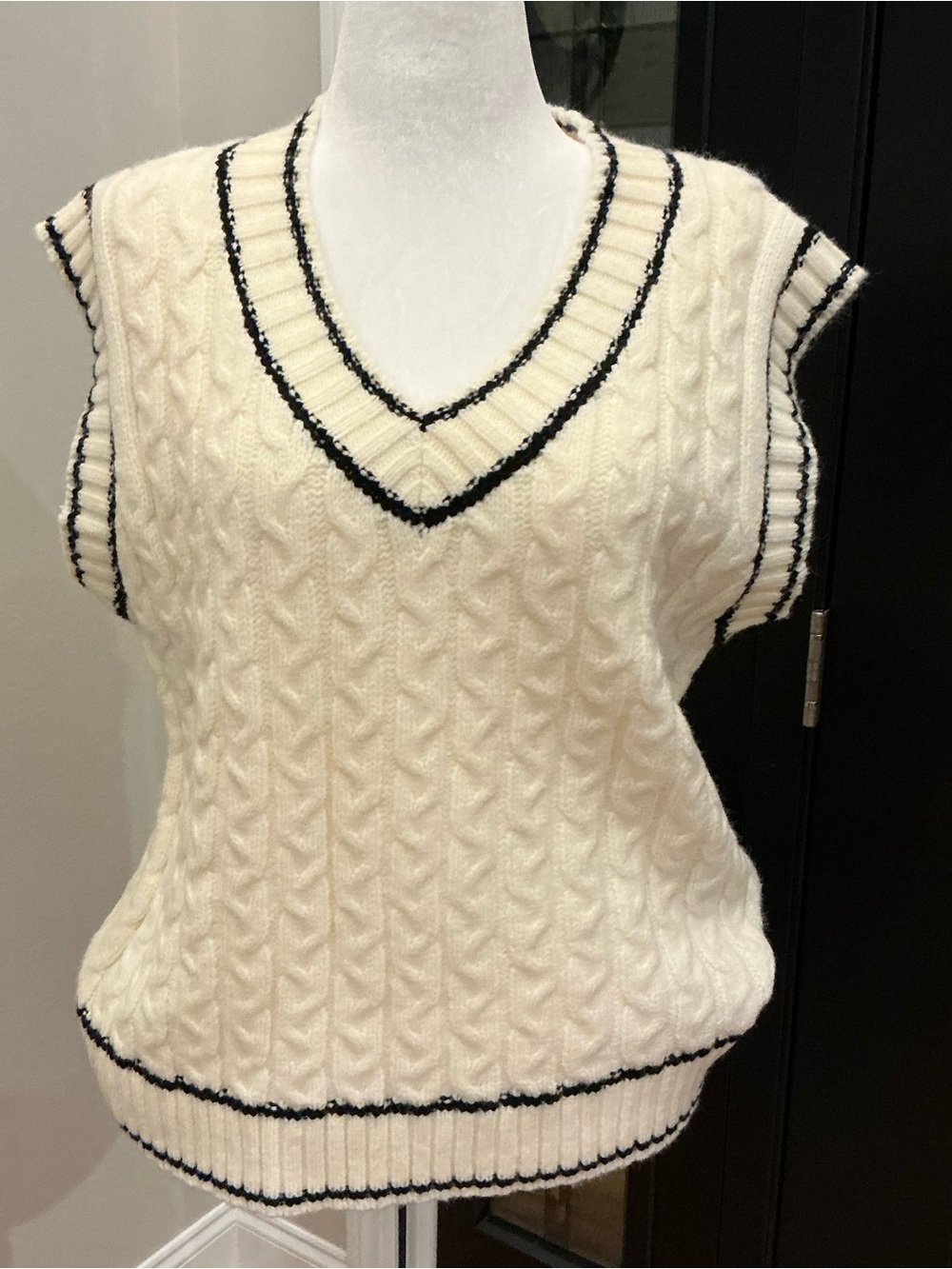 Lumiere Cream Cable Knit V-Neck Sweater Vest with Black Trim Size Large
